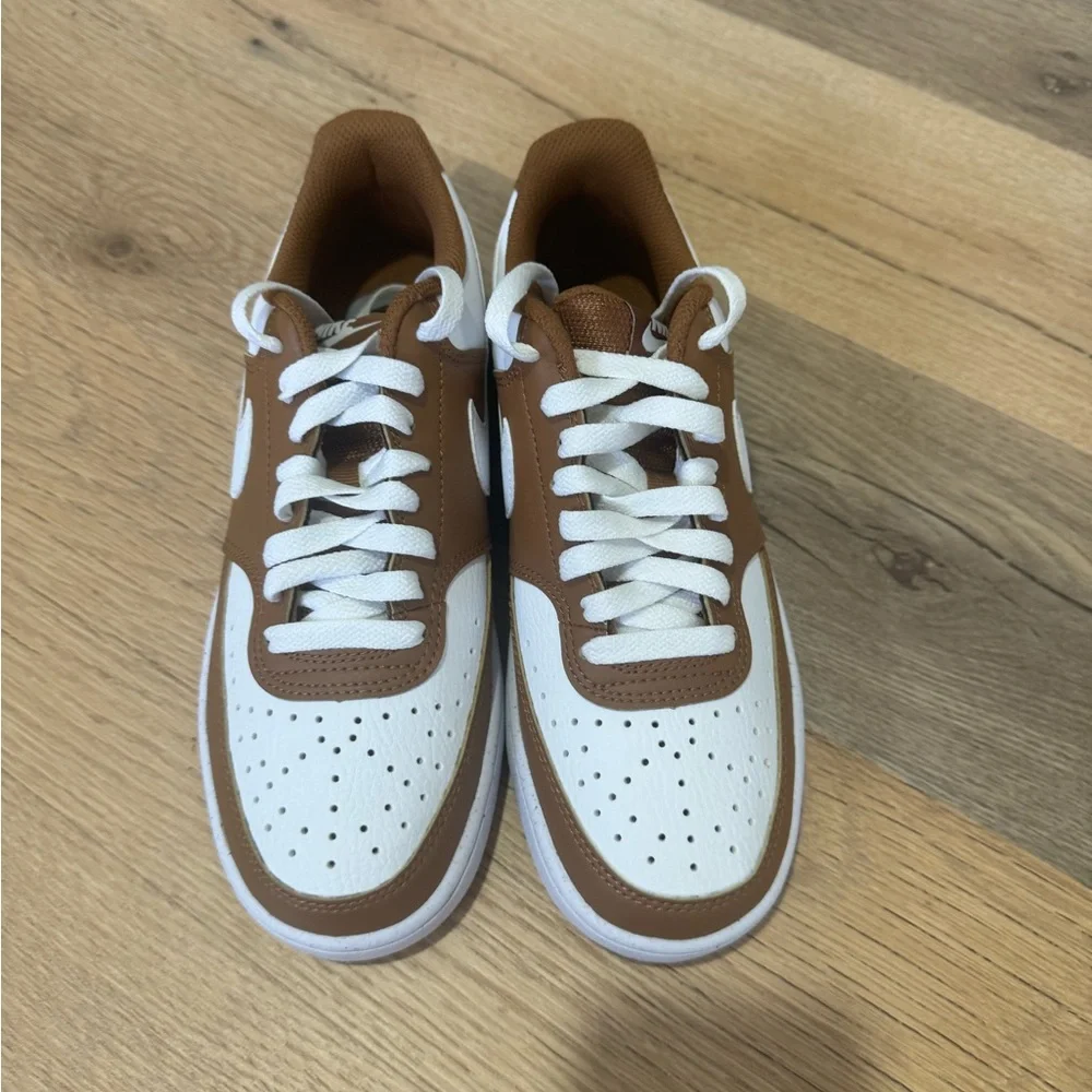 Nike Women's Low-Top Sneakers in White and Brown